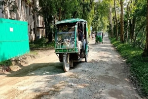 শাবিপ্রবি ছাত্র হলের সংযোগ সড়ক বেহাল: ঝুঁকি নিয়ে চলছে ১৫০০ শিক্ষার্থী