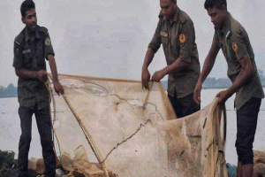 টাংগুয়ার হাওরে অভিযান চালিয়ে অবৈধ জাল জব্দ