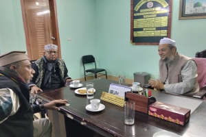 মাওলানা হুছামুদ্দীন চৌধুরী ফুলতলীর সঙ্গে লাঙল প্রতীকের প্রার্থী জাহাঙ্গীর আলমের সাক্ষাৎ