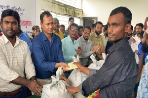 তাহিরপুরে ক্ষতিগ্রস্ত কৃষকদের মাঝে চাল ও নগদ অর্থ বিতরণ করলেন এমপি কামরুল