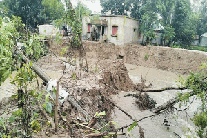 হবিগঞ্জে নদীগর্ভে বিলীন ৩টি বাড়ি, আতঙ্কে বাসিন্দারা