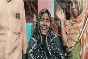 ‘দুইডা পুলাও অসুস্থ, আমারে অখনে দ্যাখবো কেলায়’