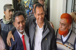 কোলাকুলিতে নজর কাড়লেন বিএনপির প্রার্থী আনিসুল ও কামরুল
