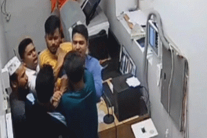 এক্সরে সিরিয়াল আগে না দেয়ায় সুনামগঞ্জে হাসপাতালের কর্মীকে মারধর