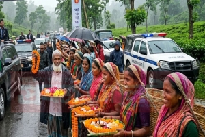 সিলেটে বরণডালা হাতে রাস্তায় চা শ্রমিকরা; বৃষ্টি উপেক্ষা প্রধানমন্ত্রীকে দেখার আকুতি