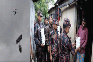 হবিগঞ্জে ড্রোনে বন্যার্তদের কাছে খাবারসহ নগদ অর্থ পাঠালো বিজিবি
