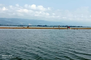 জেগে উঠেছে হাওর