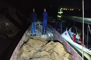 তাহিরপুরে যাদুকাটা নদীতে মোবাইল কোর্ট অভিযানে নৌকা জব্দ