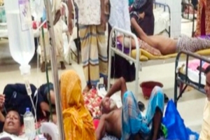 দিনে আসে ৮০০ রোগী, মেঝেতে চলে চিকিৎসা