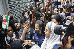 স্বামীকে শেষ বিদায় জানাতে ঢাকার বাসায় দীপু মনি