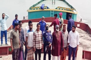 সুনামগঞ্জে ড্রেজারে বালু উত্তোলনে সুরমার ভাঙন: গ্রামবাসীর প্রতিরোধের মুখে নৌকা জব্দ