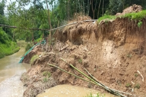 চুনারুঘাটে অবৈধ বালু উত্তোলনে বাড়ছে নদী ভাঙন, হুমকিতে বসতভিটা