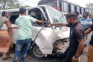 শান্তিগঞ্জে বাস-মাইক্রোবাস-ট্রাকের ত্রিমুখী সংঘর্ষ: আহত ১২