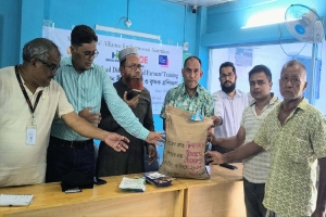 শান্তিগঞ্জে ১০০ কৃষক পেলেন জিংকসমৃদ্ধ ধানের বীজ