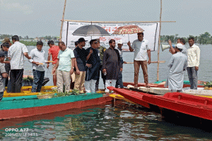 টাংগুয়ার হাওরের পর্যটন স্পটে ভাসমান বাজার