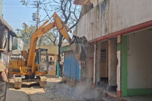 মধ্যনগরে যুবলীগ নেতার অবৈধ তিনতলা ভবন উচ্ছেদ