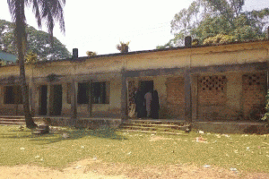 মধ্যনগরে ঝুঁকিপূর্ণ ভবনেই দিতে হয় পাঠদান, আতঙ্কে শিক্ষক শিক্ষার্থীরা