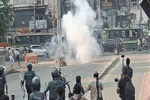 রণক্ষেত্র গুলিস্তান: শিক্ষার্থী-আইনশৃঙ্খলা বাহিনীর পাল্টাপাল্টি ধাওয়া