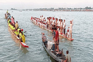 সুরমা-কালনীর বুকে বৈঠার ছন্দবদ্ধ আঁচড়, তীরের মানুষের সশব্দ উল্লাস!