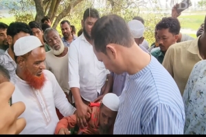 মধ্যনগরে নিহত আরমানের বাড়িতে এমপি কামরুল