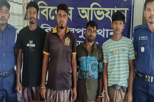 সুনামগঞ্জের রুপসা নদী থেকে বালুভর্তি চারটি স্টিলবডি নৌকাসহ গ্রেফতার ৪