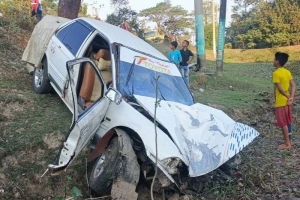 শান্তিগঞ্জে নিয়ন্ত্রণ হারিয়ে প্রাইভেট কার খালে, চালক গুরুতর আহত