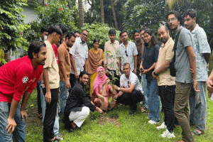 ঢাবিতে ৪৮ টাকায় বই কিনলেই গাছের চারা উপহার