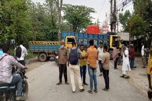 চাঁদাবাজির প্রতিবাদে ট্রাক শ্রমিকদের মহাসড়ক অবরোধ