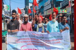 সুনামগঞ্জে অবৈধ বালু উত্তোলনের বিরুদ্ধে শ্রমিকদের বিক্ষোভ