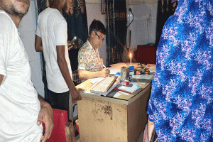শ্রীমঙ্গল হাসপাতালে মোমবাতির আলোতে চিকিৎসা সেবা