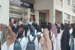 দাবি আদায়ে অনড় সুনামগঞ্জ মেডিকেলের শিক্ষার্থীরা