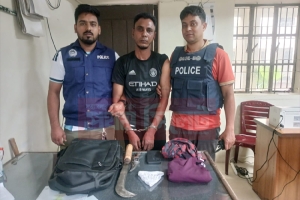 হবিগঞ্জে ছিনতাইয়ের প্রস্তুতিকালে অস্ত্রসহ যুবক আটক