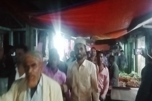 ট্রাকে কয়লা পরিবহন বন্ধের দাবিতে তাহিরপুরে শ্রমিকদের বিক্ষোভ