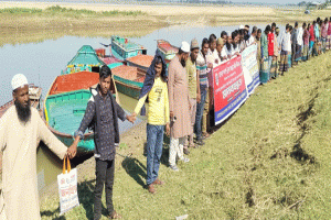 সুনামগঞ্জে নদীপথে অতিরিক্ত টোল আদায়ের প্রতিবাদে মানববন্ধন