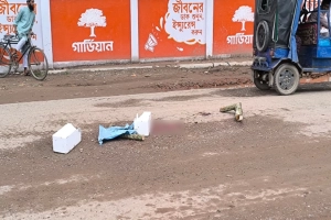 বাবার মোটরসাইকেল থেকে ছিটকে পড়ে লরিচাপায় শিশু নিহত