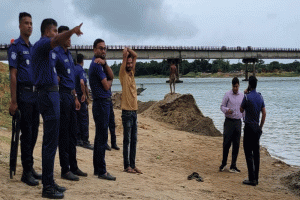 কোম্পানীগঞ্জে ধলাই সেতুর নিচ থেকে ১২ হাজার ৫০০ ঘনফুট বালু জব্দ