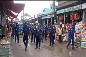 নিরাপদে ঈদের কেনাকাটায় মাঠে কঠোর অবস্থানে জামালগঞ্জ পুলিশ