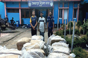সিলেটে বালুবাহী ট্রাকে বালুর নীচ থেকে দেড় কোটি টাকার ভারতীয় শাড়ি জব্দ
