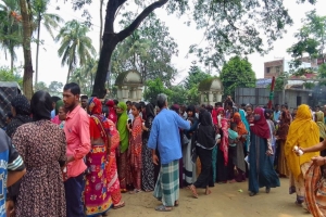 চুনারুঘাটে ভিজিএফ চাল বিতরণে টোকেন জালিয়াতি : খালি হাতে ফিরলেন দুস্থরা
