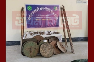 মধ্যনগরে সেনাবাহিনীর অভিযানে বিপুল পরিমাণ দেশীয় অস্ত্র উদ্ধার