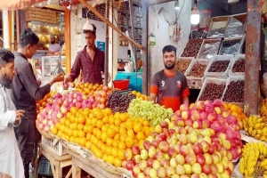 হবিগঞ্জে চড়া দামে আমদানিকৃত ফল: ক্রেতাহীন বাজারে হতাশ ব্যবসায়ীরা