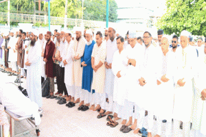 শাহী ঈদগাহ ময়দানে সাত্তার ও সুরাইয়া দম্পতির জানাজায় মানুষের ঢল