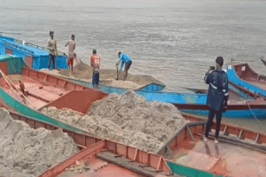 জাফলংয়ে ডুবিয়ে দেয়া হলো বালু বোঝাই ২০ নৌকা