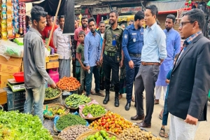 দোয়ারাবাজারে বাজার মনিটরিং টিমের অভিযান: ১ ব্যবসায়ীকে জরিমানা