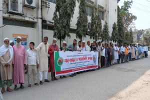 নতুন নীতিমালা বাতিলের দাবিতে সুনামগঞ্জে খুচরা সার বিক্রেতাদের মানববন্ধন