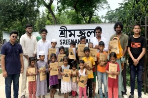 টিফিনের টাকায় সুবিধাবঞ্চিত শিশুদের মাঝে শিক্ষা উপকরণ বিতরণ