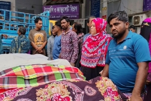 চার শিশুকে রেখে না ফেরার দেশে বাবা, হাসপাতালে লড়ছেন মা