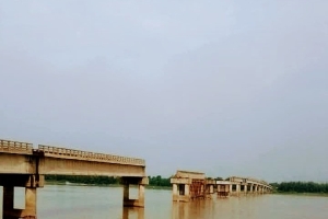 যাদুকাটা নদীতে নির্মাণাধীন সেতুর ৫টি গার্ডার ভেঙে পড়েছে