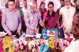 জৈন্তাপুরে মন্ত্রী আরিফুল হকের পক্ষ থেকে পূজা মন্ডপে উপহার বিতরণ