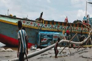 শাল্লায় নদীভাঙনের মধ্যেই বালু উত্তোলন, ক্ষুব্ধ এলাকাবাসী